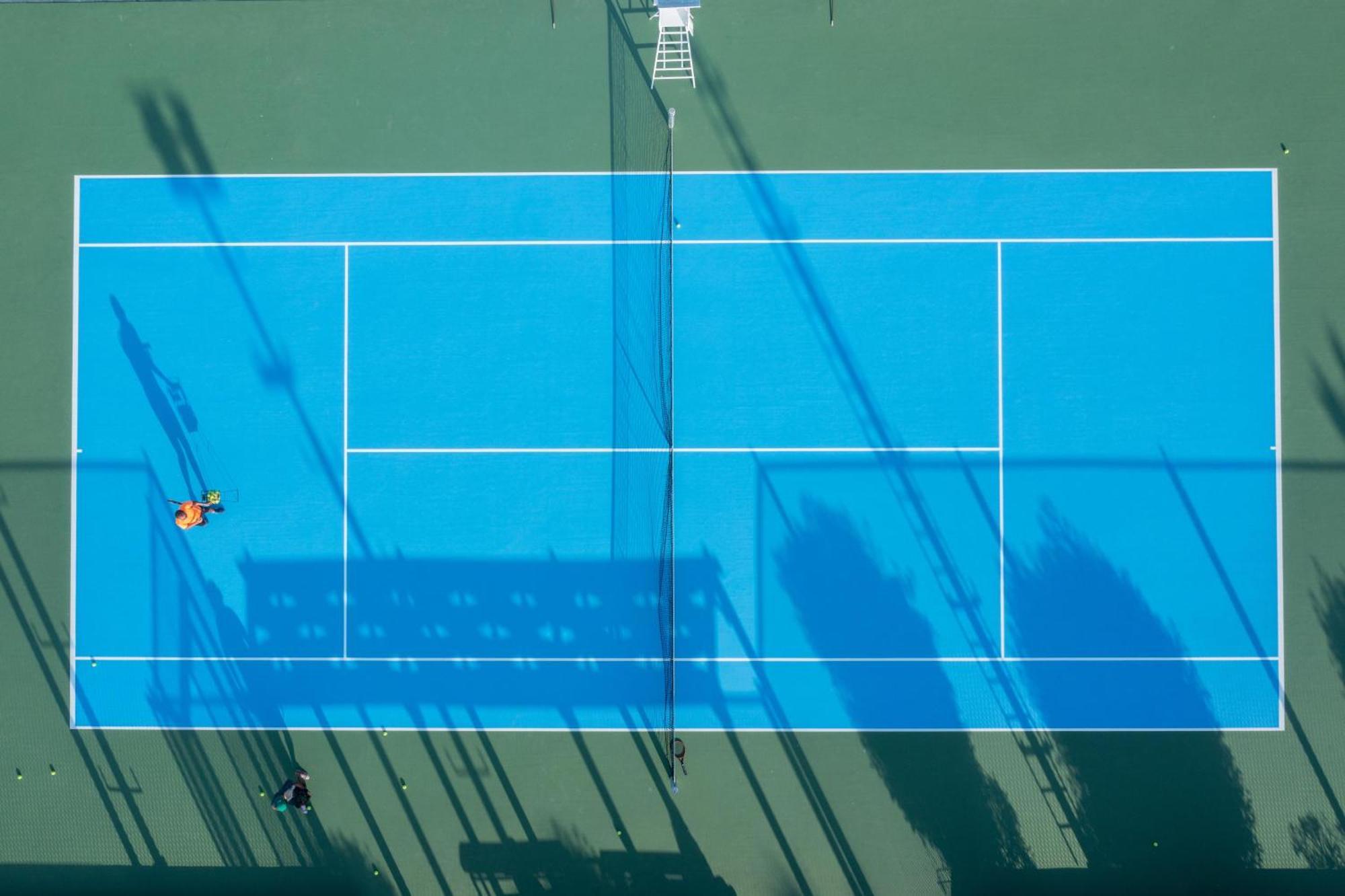 Salalah Rotana Resort Eksteriør bilde A ball boy on the baseline of a tennis court