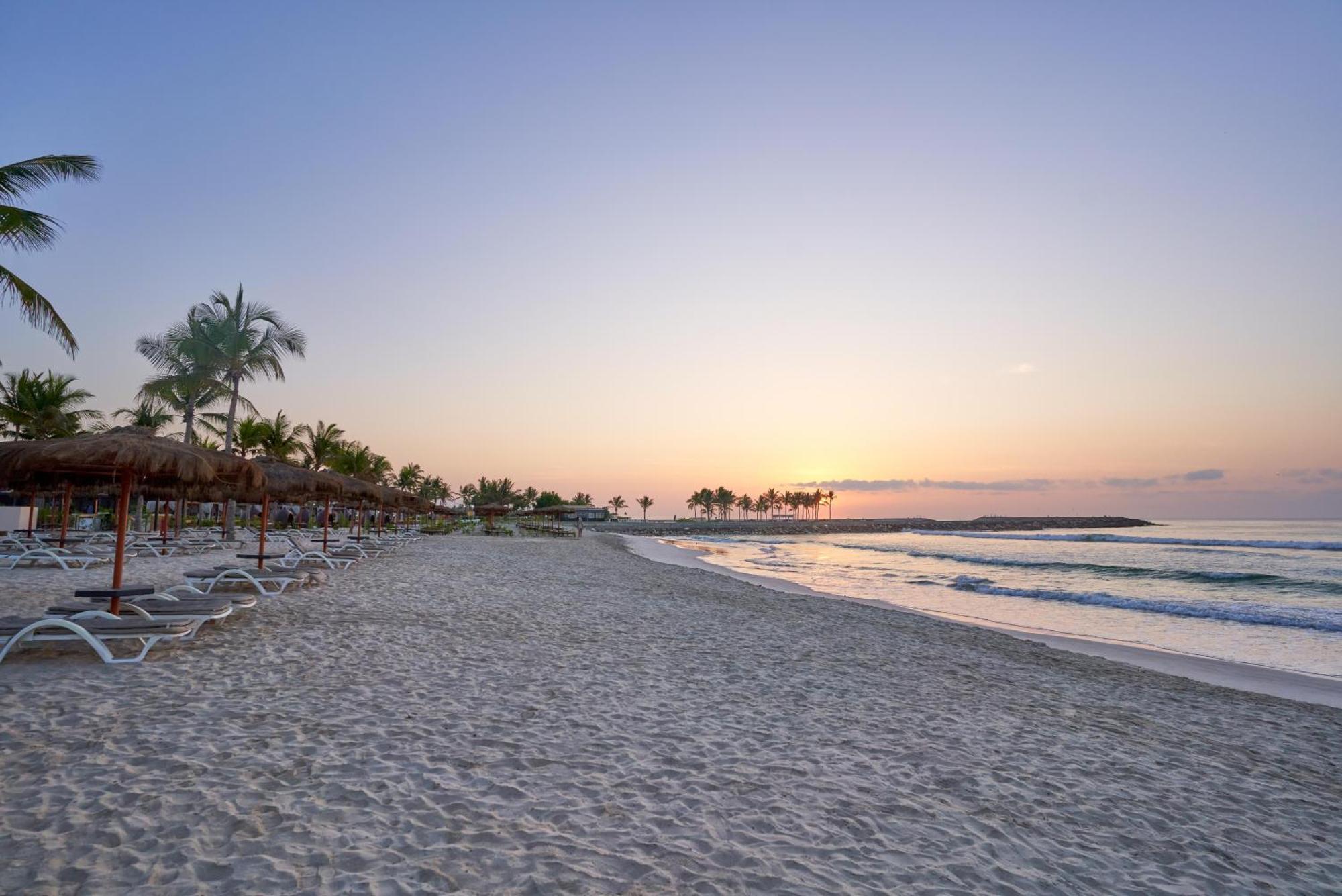 Salalah Rotana Resort Eksteriør bilde Sunset at the beach