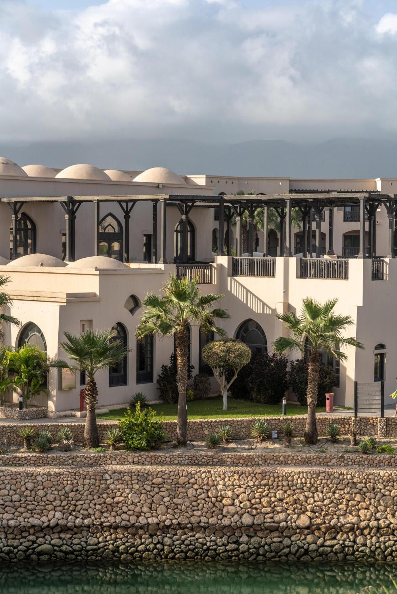 Salalah Rotana Resort Eksteriør bilde The American University of Ras Al Khaimah