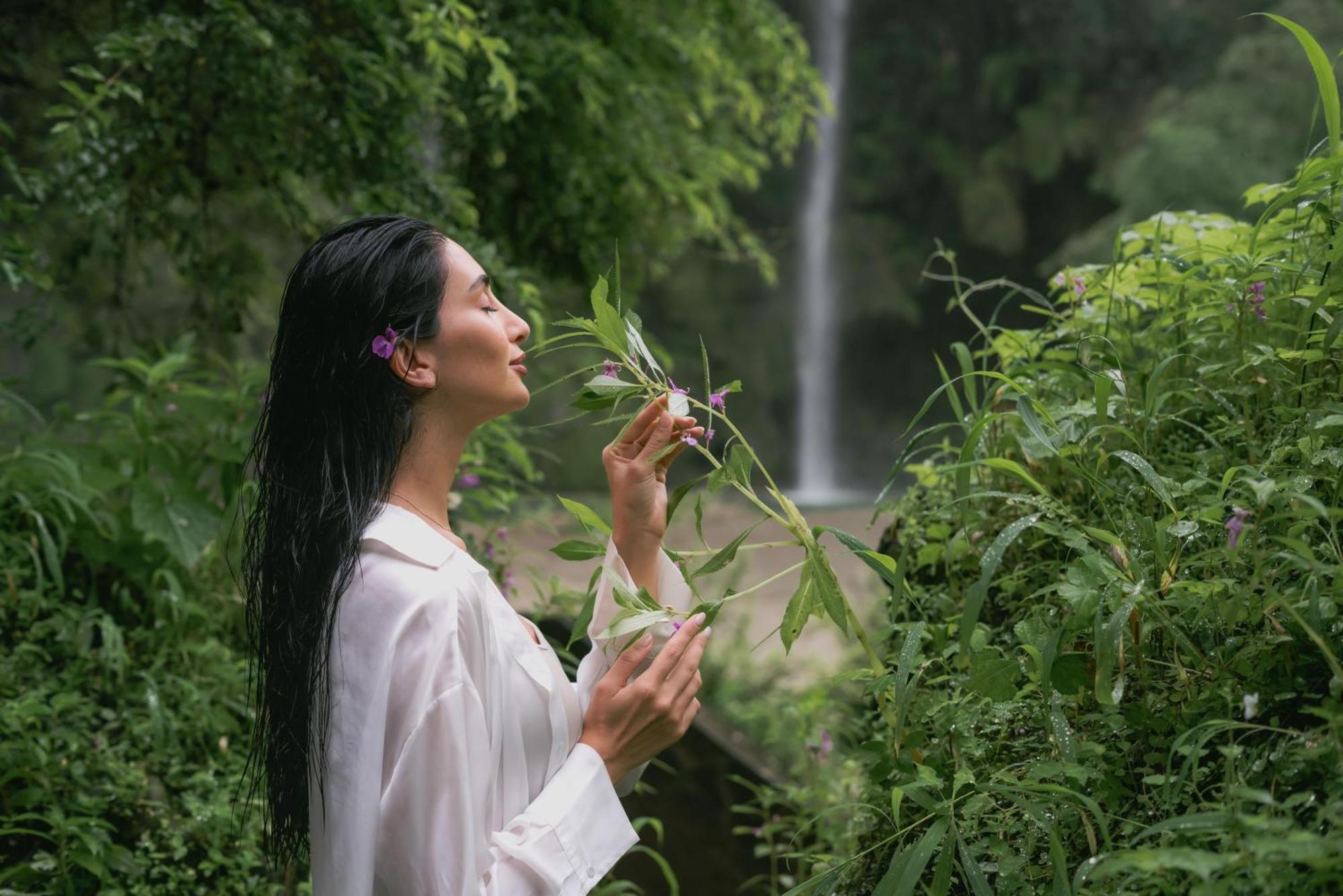Salalah Rotana Resort Eksteriør bilde A woman smelling flowers